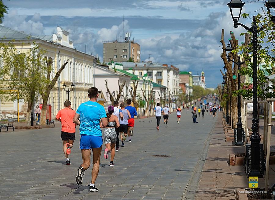 1200 бегунов вышли на старт Оренбургского полумарафона