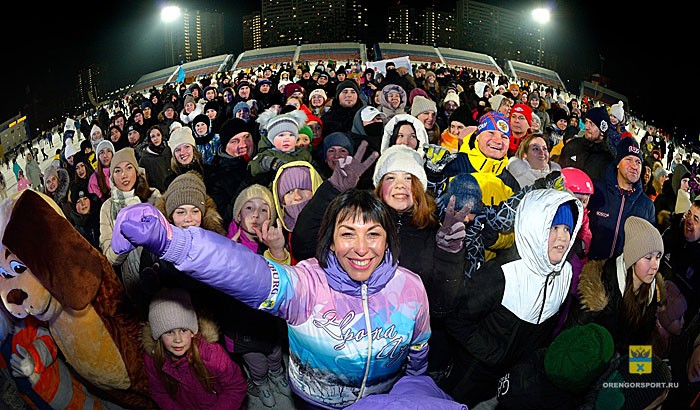 Более 10000 любителей здорового образа жизни приняли участие в «Вечере на коньках»