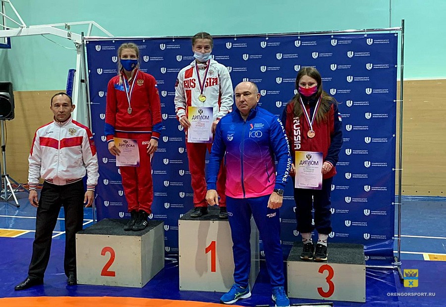 Лейла Карымова завоевала золото на Всероссийских соревнованиях по спортивной борьбе